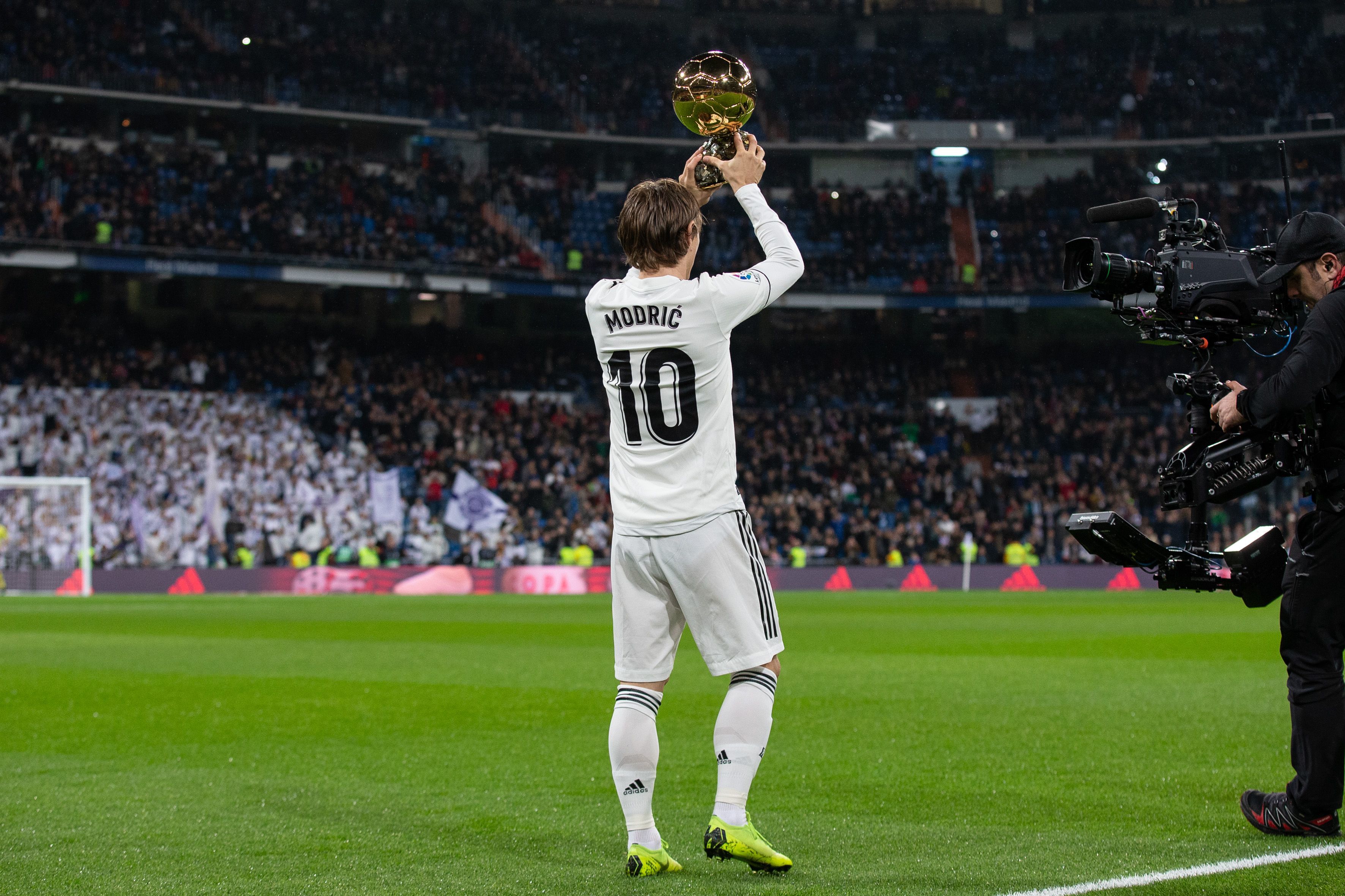 凌空斩世界波，王燊超当选中超官方第29轮最佳球员（凌空世界波定乾坤，王燊超荣膺中超第29轮官方最佳球员）