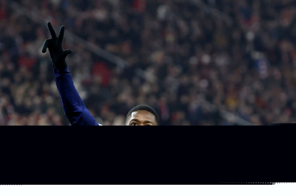 脚步不够快！首发的杨瀚森侧移被吹阻挡 4分钟不到累积2犯被换下（脚步慢半拍！首发杨瀚森侧移遭判阻挡，开场不到4分钟累积两犯被换下）