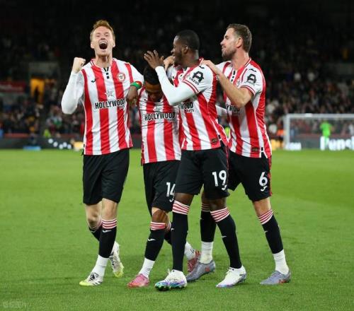 法比奥晒与古加搞怪合照：我们爱中国，很满意现在的生活状态（法比奥与古加晒搞怪合影：我们热爱中国，对当下生活十分满意）