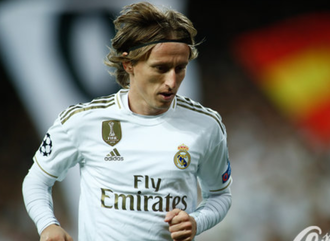 斯凯利晒穿齐达内、博格巴尤文球衣照，尤文球迷留言“快来”（斯凯利晒出身穿齐达内、博格巴款尤文球衣的照片，尤文球迷高呼：快来！）